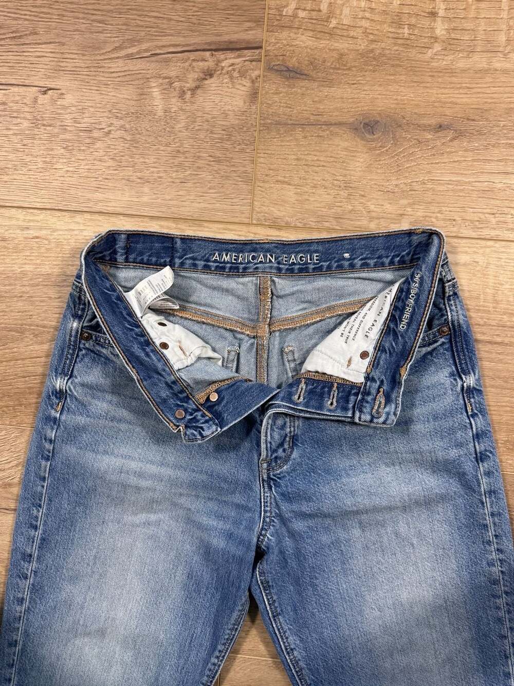 American Eagle 90s Boyfriend Button Fly Jeans Size 2 Light Wash Denim - Picture 3 of 11